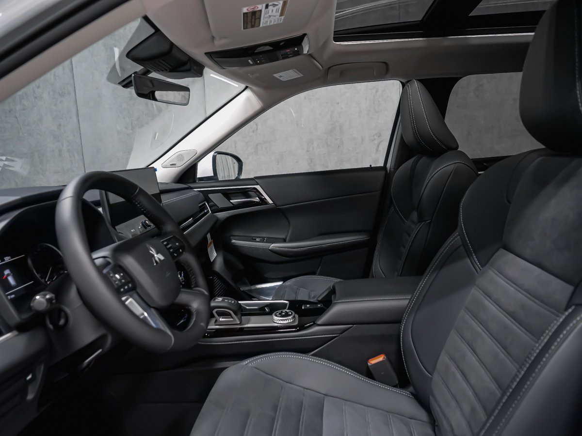 Mitsubishi Outlander LE 2026 Blanc diamant Montréal - photo #11