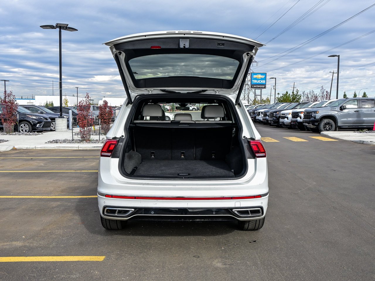 2024 Volkswagen Tiguan Highline R-Line 4MOTION White Sherwood Park - photo #14