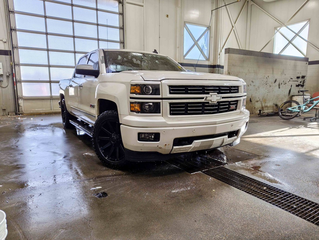 2015 Chevrolet Silverado 1500 4WD Crew Cab 143.5 LTZ w/2LZ White Sherwood Park - photo #1