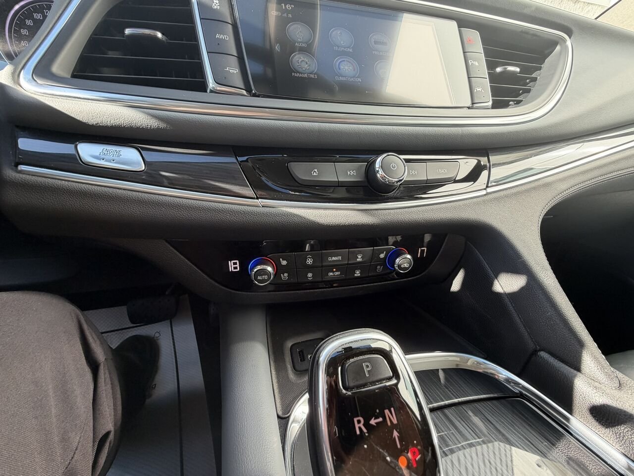 2018 Buick Enclave PREMIUM AWD 7 PASSAGERS White Laval - photo #29