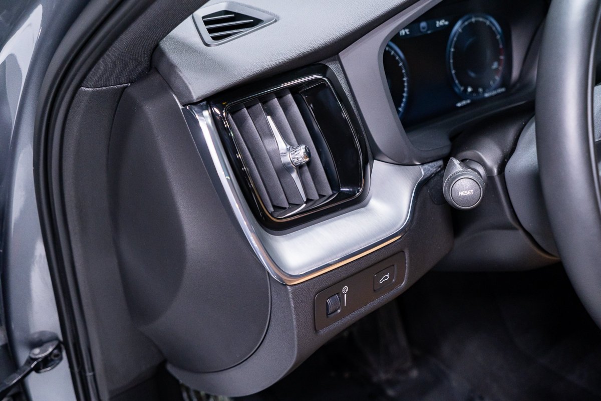 2020 Volvo XC60 T6 MOMENTUM PLUS Grey Montreal - photo #10