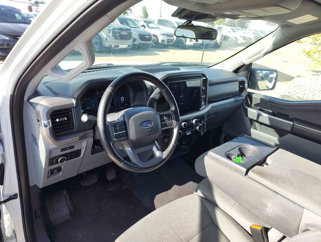 2025 Ford F-150 XLT 4WD SuperCrew 5.5' Box White Sherwood Park - photo #6