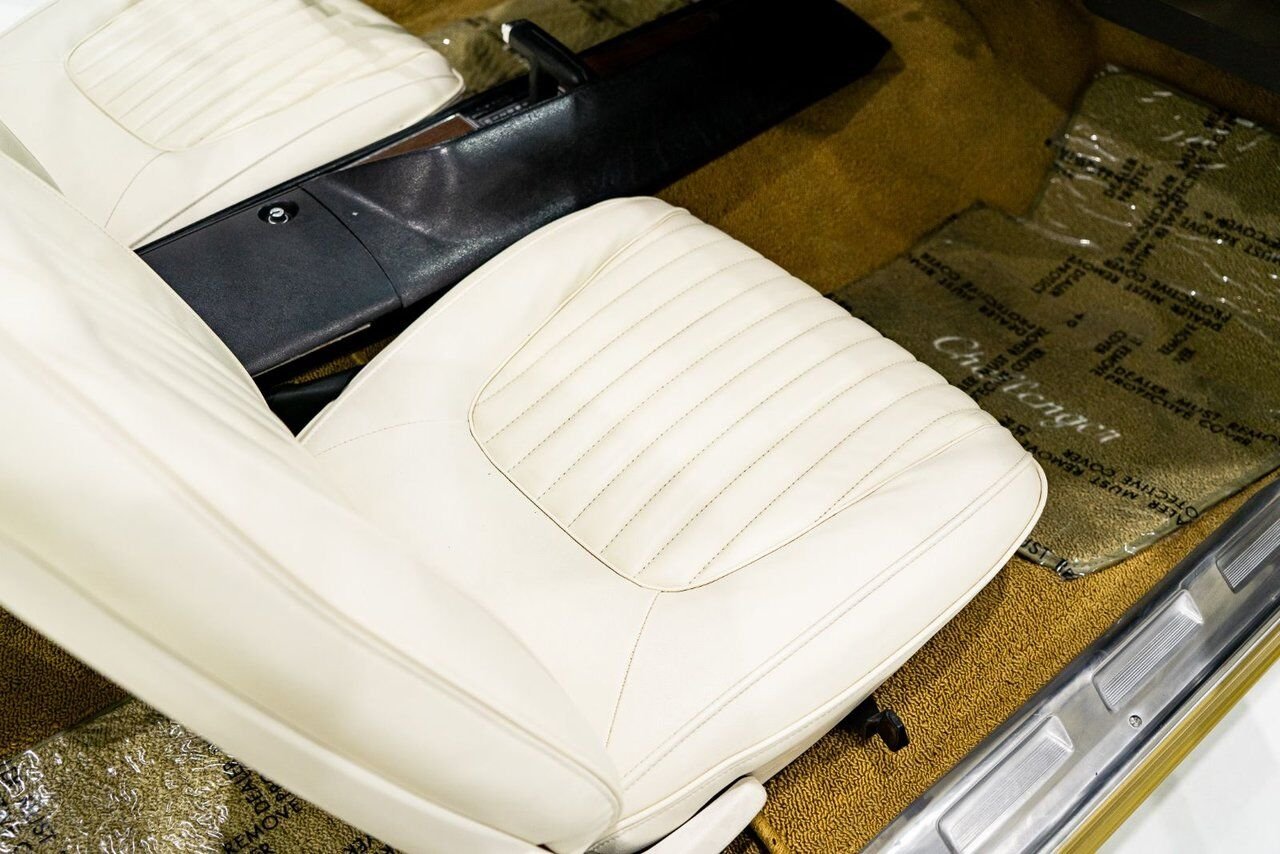 1971 Dodge Challenger *PRIX EN USD* Convertible Fully restored to desirable specifications Gold Montreal - photo #75