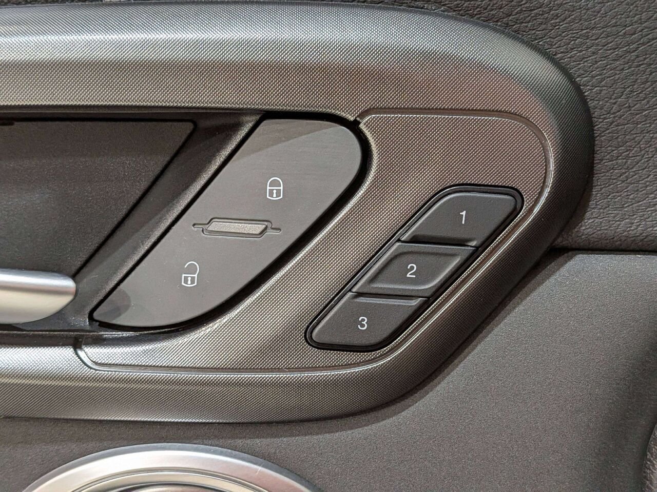 2024 Dodge Hornet R/T Plus PHEV EAWD *Ltd Avail* Black Val-David - photo #32