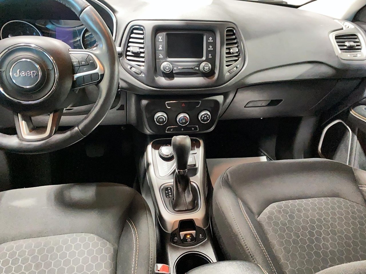 Jeep Compass NIV 3C4NJDAB1JT265170 2018 Gris Chicoutimi - photo #8