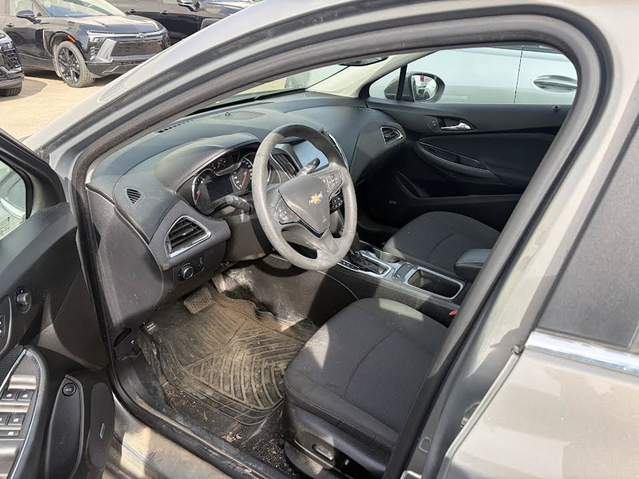2017 Chevrolet Cruze 4dr Sdn 1.4L LT w/1SD gray Sherwood Park - photo #5