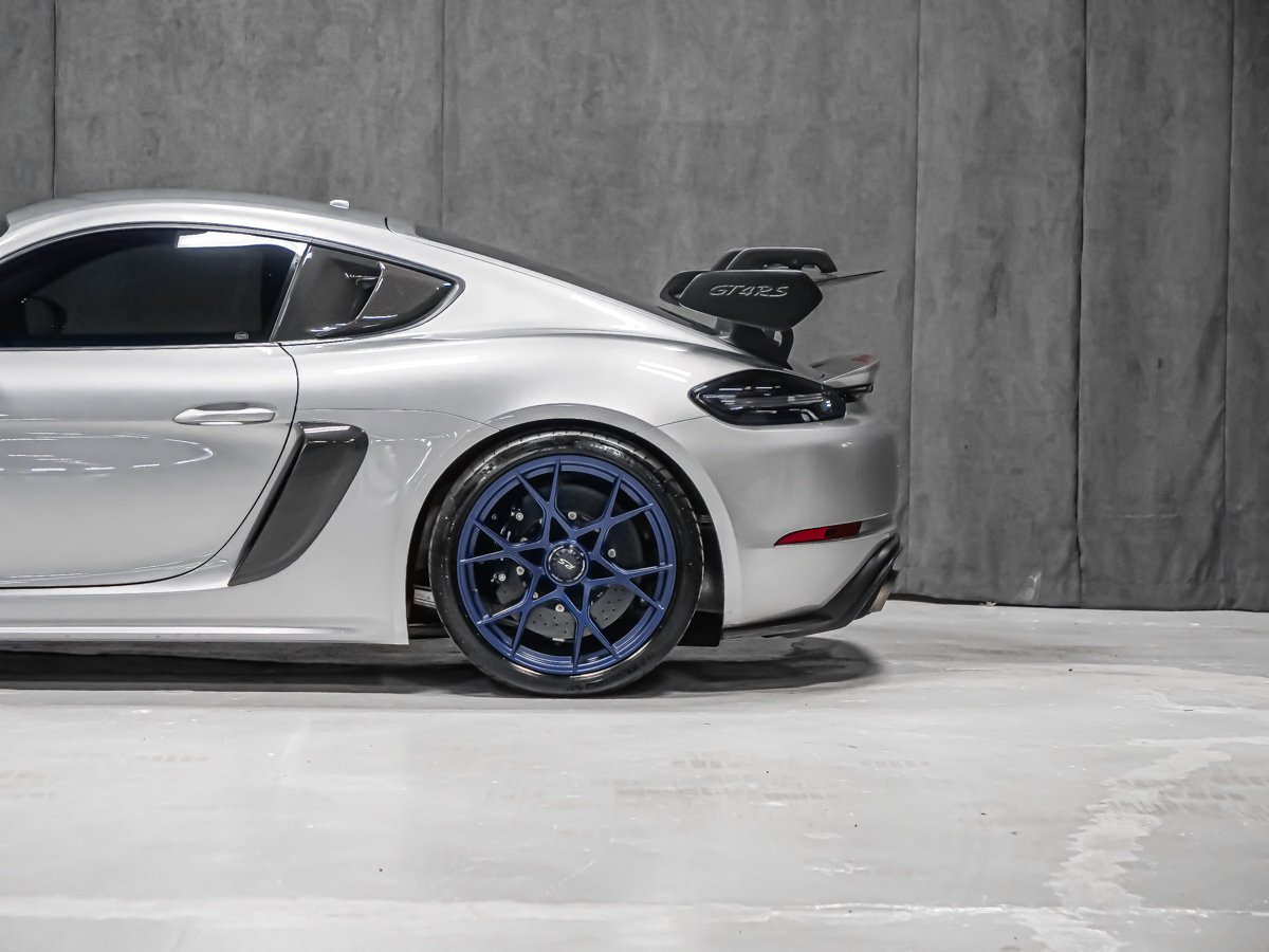 Porsche 718 Cayman GT4 RS PDK CARBONE JANTES BLEUES SPORT CHRONO 2025 Argent Montréal - photo #65