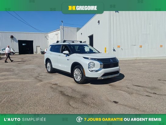 2024 Mitsubishi Outlander LE White