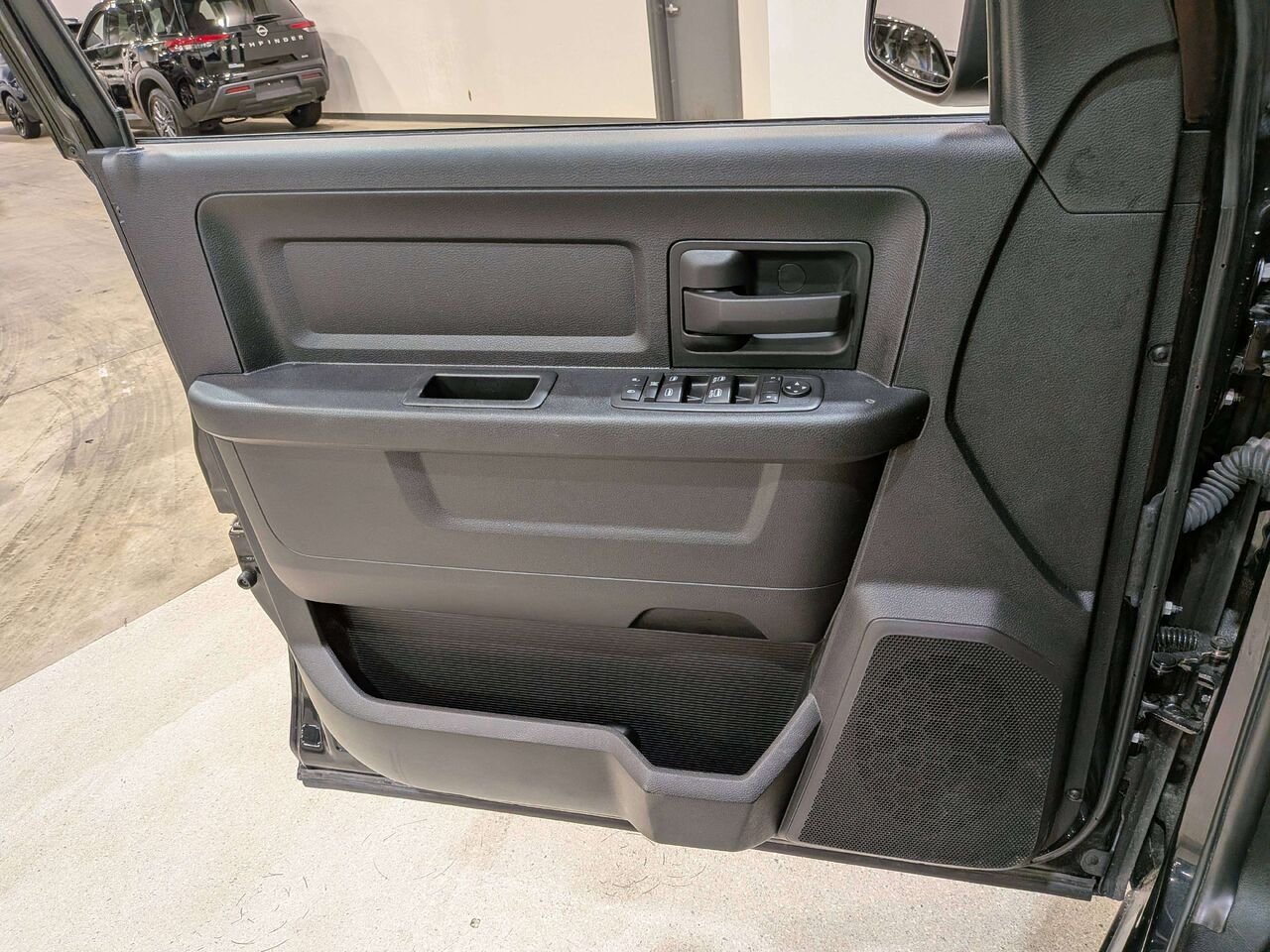 2021 Ram 1500 Classic Express 4x4 Crew Cab 5'7" Box Black Val-David - photo #31