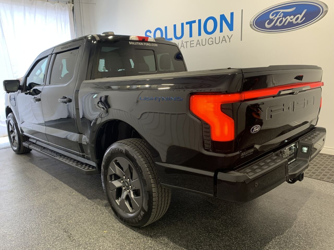 Ford F-150 Lightning LARIAT cabine SuperCrew 4RM caisse de 5,5 pi 2024 Noir Châteauguay - photo #11