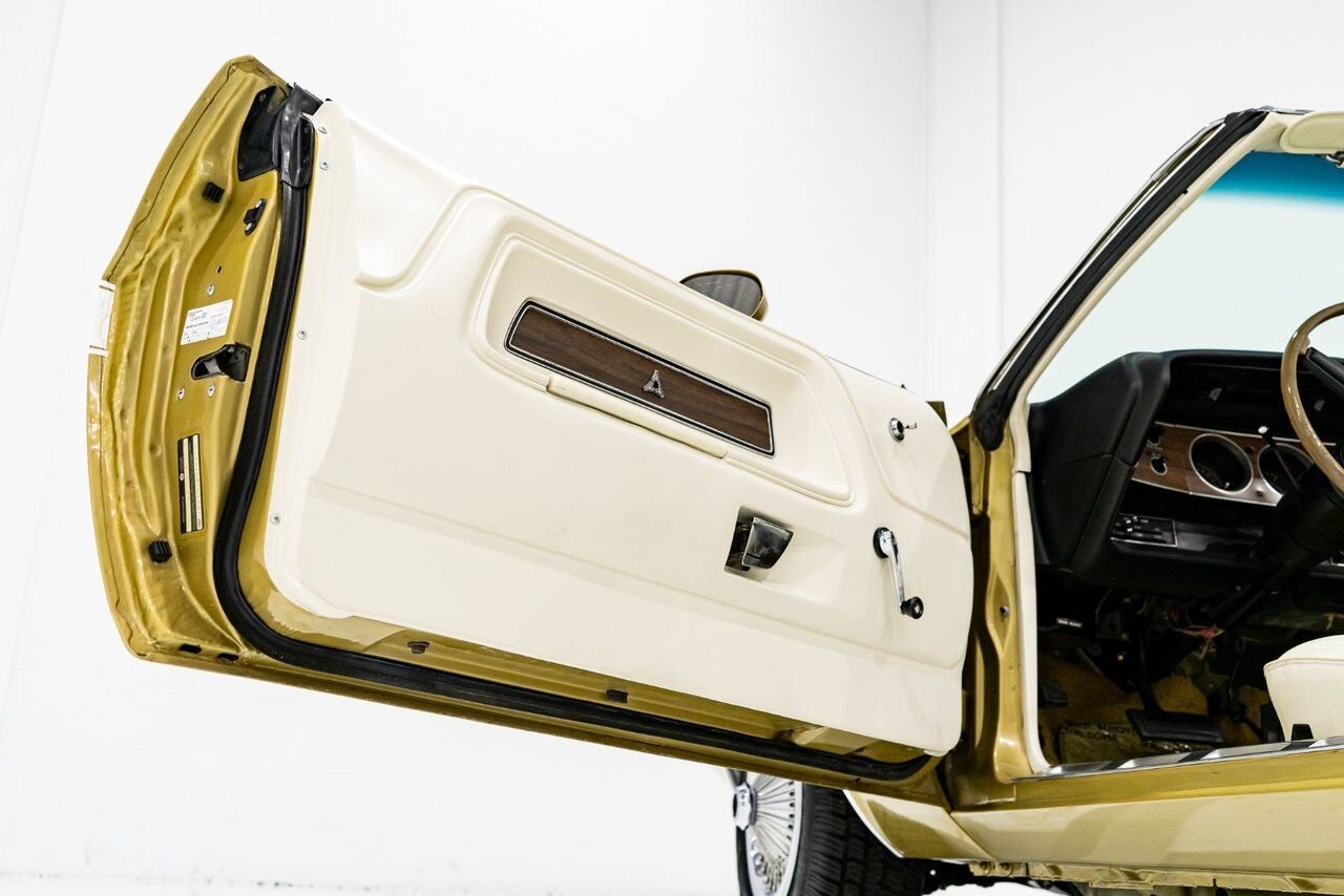 1971 Dodge Challenger *PRIX EN USD* Convertible Fully restored to desirable specifications Gold Montreal - photo #11