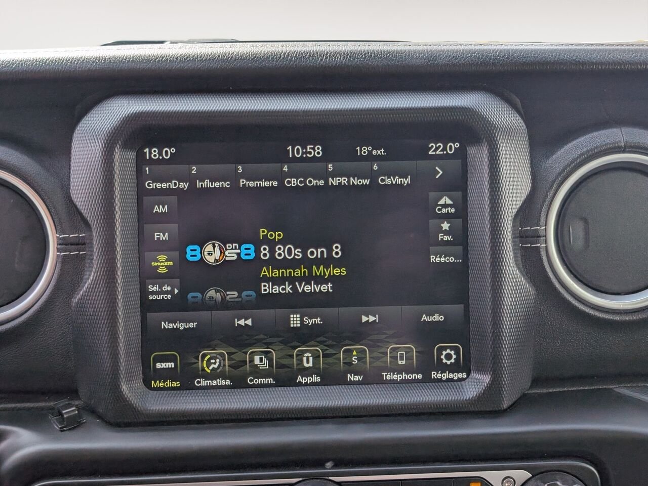 Jeep Wrangler 4xe SAHARA 4XE/SIÈGES EN CUIR/AC BIZONE/CAMÉRA DE RECUL/MACHEPIEDS 2023 Argent Sherbrooke - photo #9