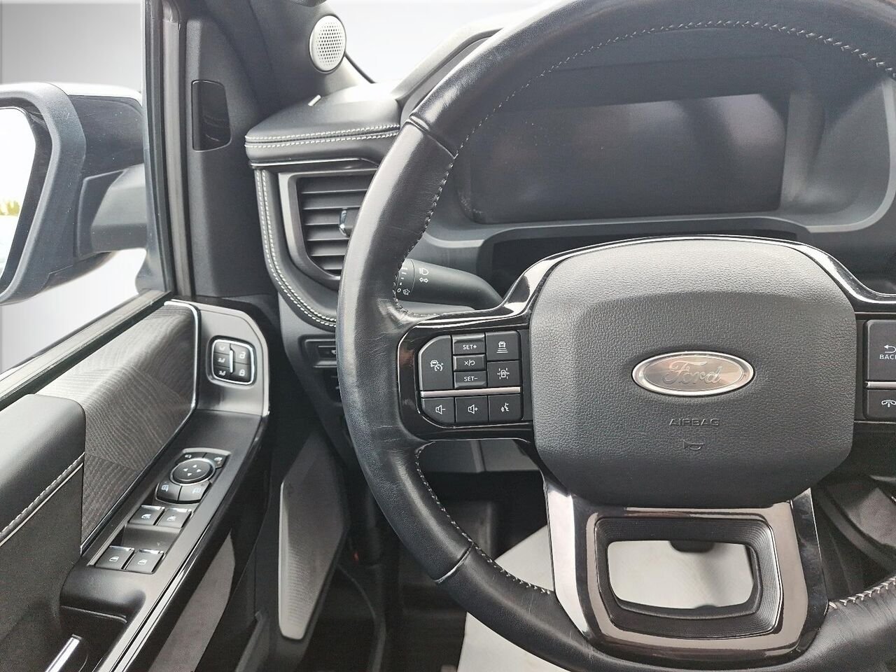 2023 Ford F-150 Lightning Black Saint-Jérôme - photo #10