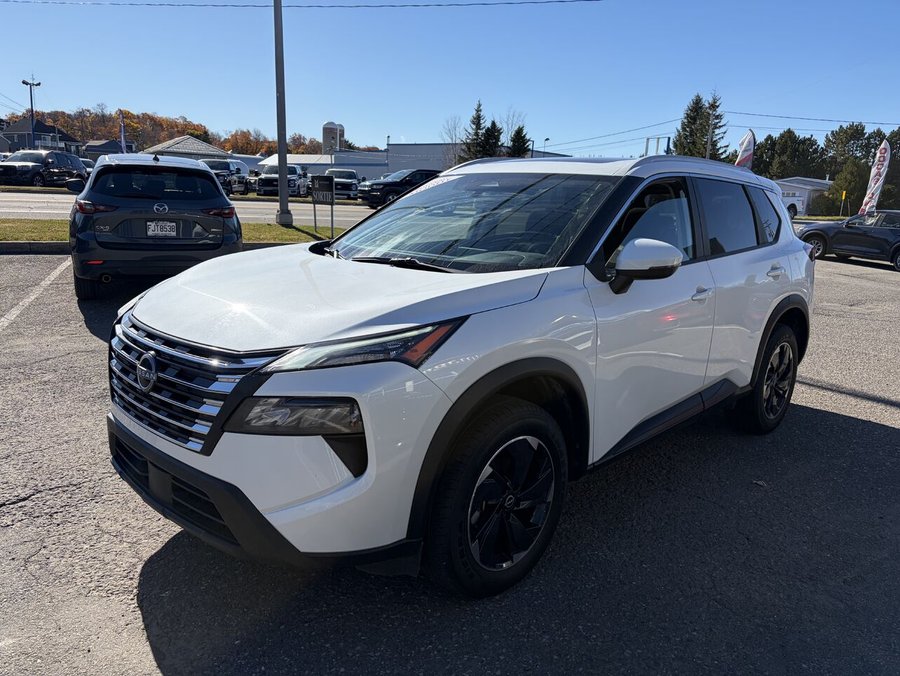 2025 Nissan Rogue SV TI avec ensemble toit ouvrant White