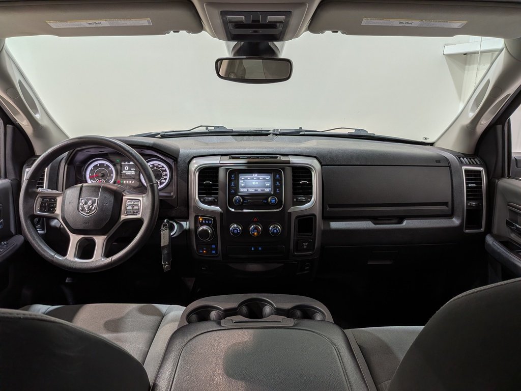 2023 Ram 1500 Classic SLT 4x4 Crew Cab 5'7" Box Grey Val-David - photo #10