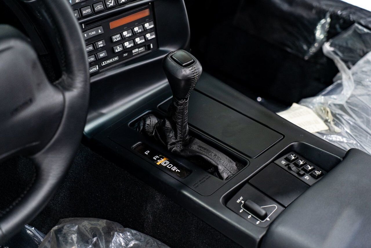 1995 Chevrolet Corvette *PRIX EN USD* RPO Z4Z PACE CAR PRESENTED IN DELIVERY PACKAGING WITH ONLY 192MILES (307KM) FROM NEW White Montreal - photo #12