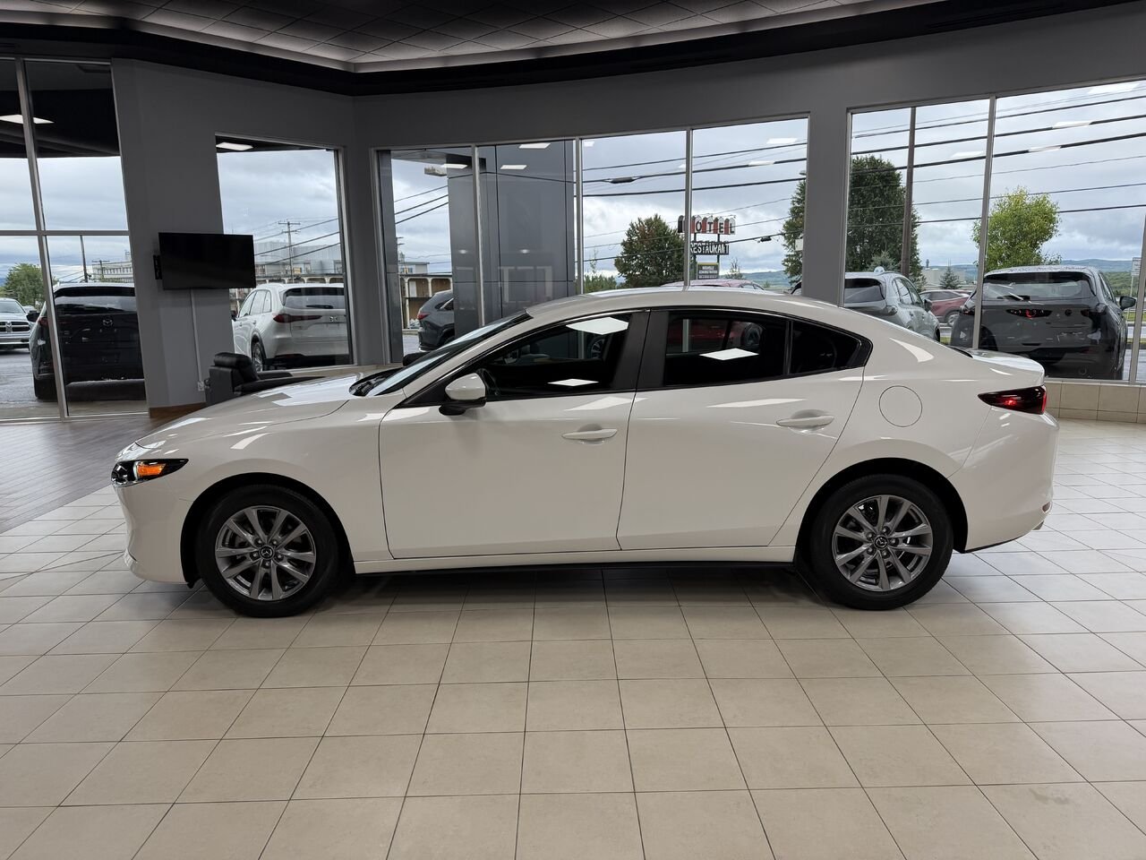 Mazda Mazda3 2023 Blanc Lac Mégantic - photo #1