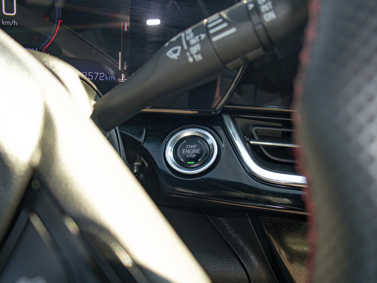 2025 Chevrolet Trax FWD 4dr 2RS Red Sherwood Park - photo #23