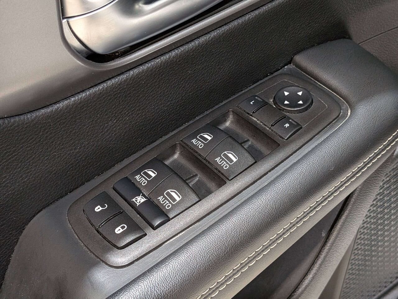 2025 Chrysler Pacifica Select FWD White Val-David - photo #32