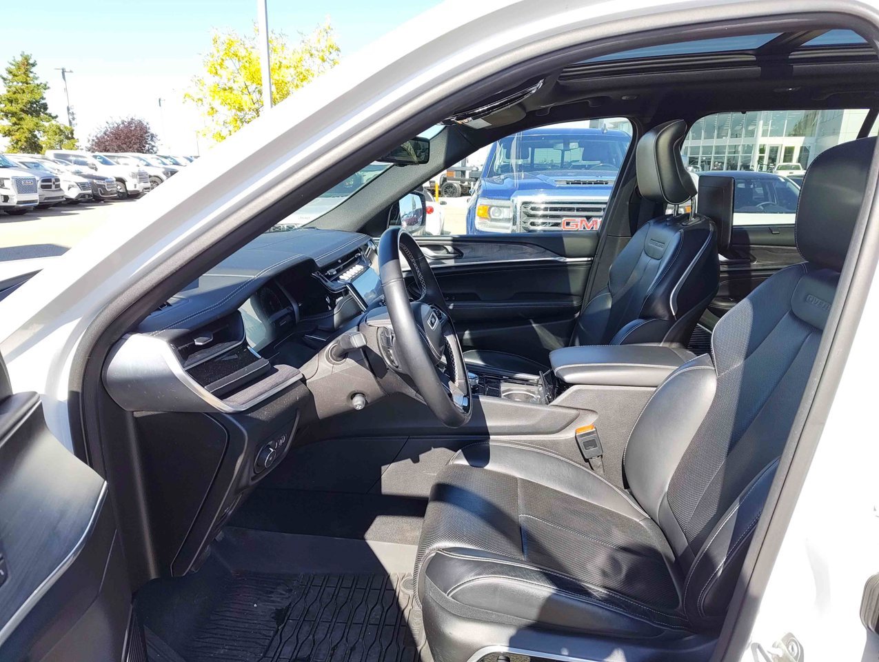 2023 Jeep Grand Cherokee Overland 4x4 White Sherwood Park - photo #7