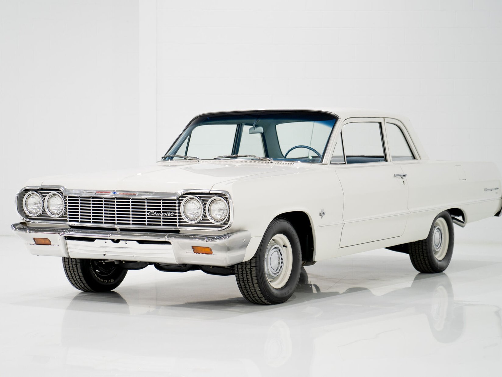 1964 Chevrolet Biscayne Matching 409 / 425HP Transmission 4 Vitesse Complètement Entièrement restauré **PRIX EN USD** White Montreal - photo #23