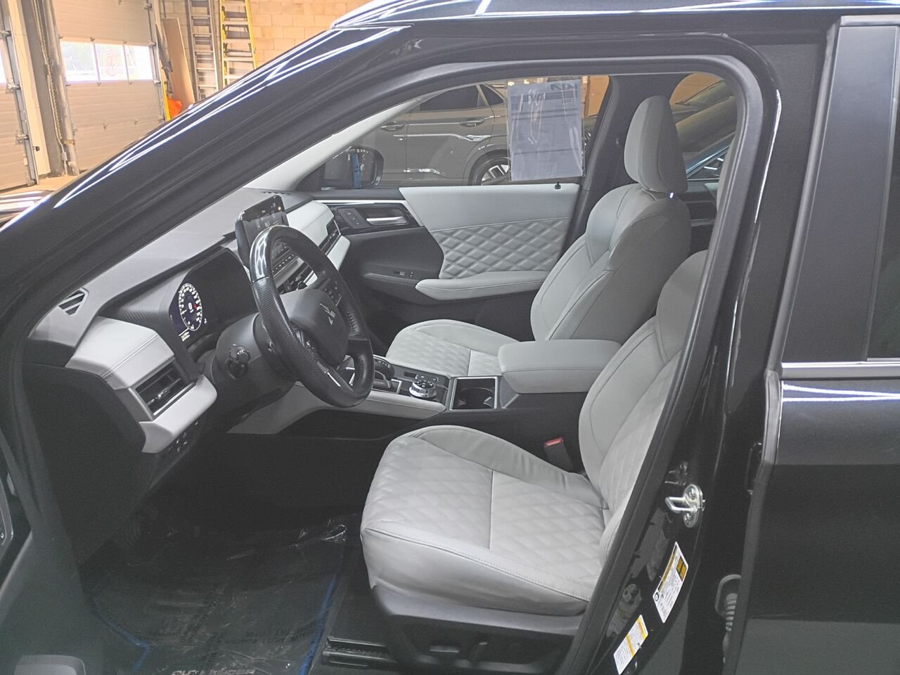 2023 Mitsubishi Outlander Plug-In Hybrid Black Blainville - photo #19