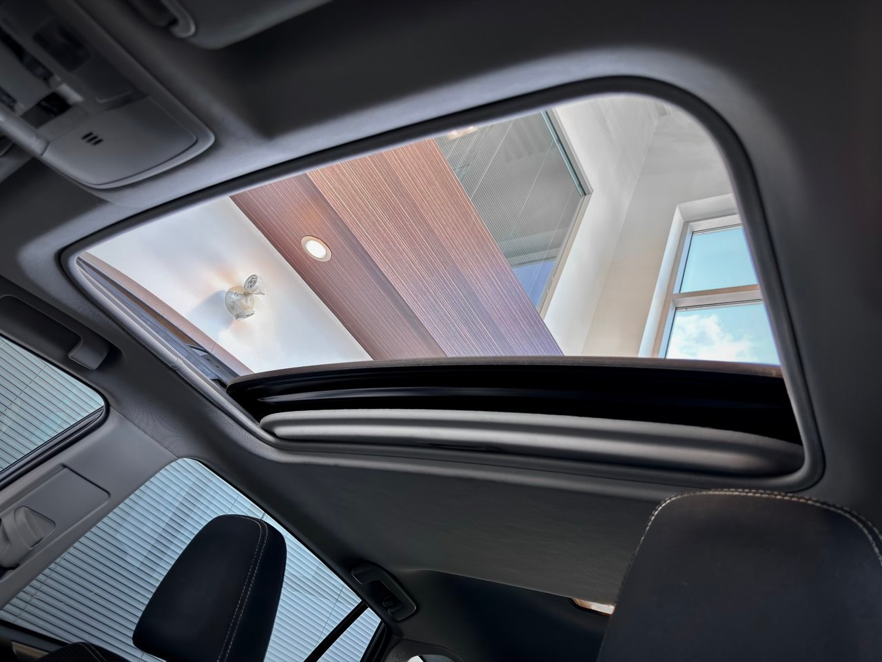 2017 Toyota RAV4 Hybrid Silver Notre-Dame-des-Prairies - photo #13