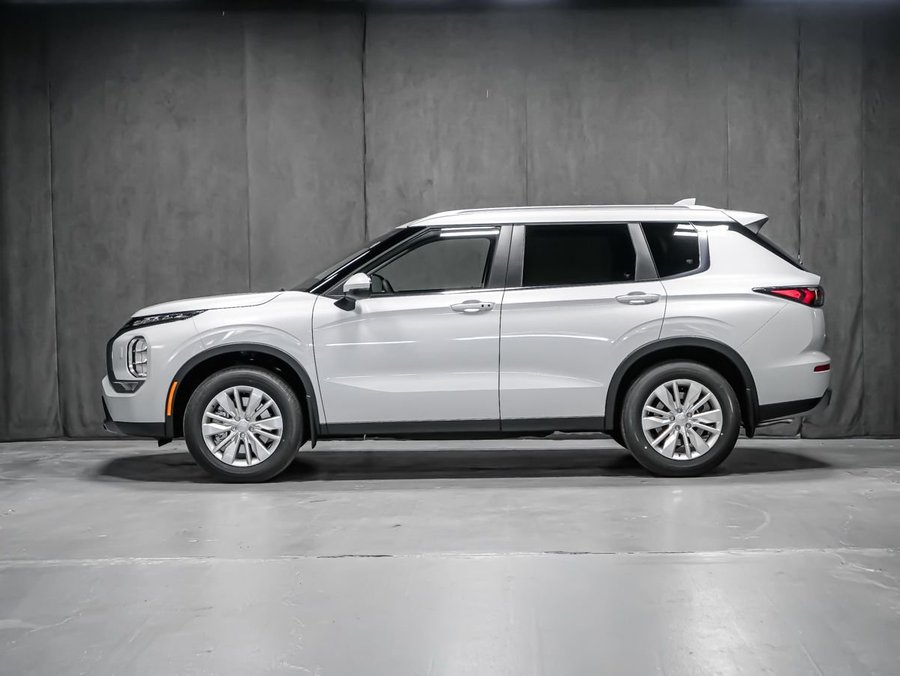 2026 Mitsubishi Outlander SE White Diamond