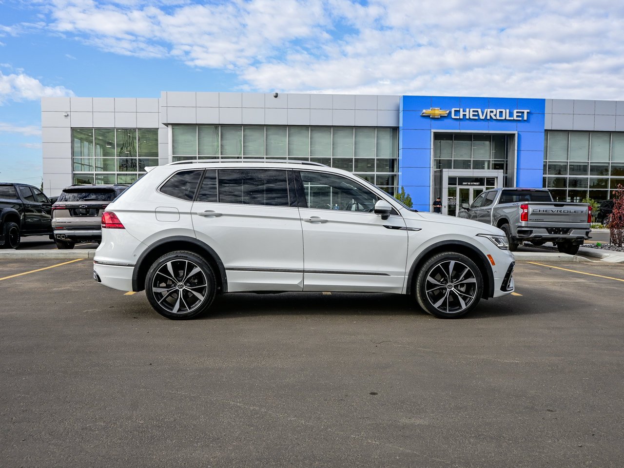 2024 Volkswagen Tiguan Highline R-Line 4MOTION White Sherwood Park - photo #15