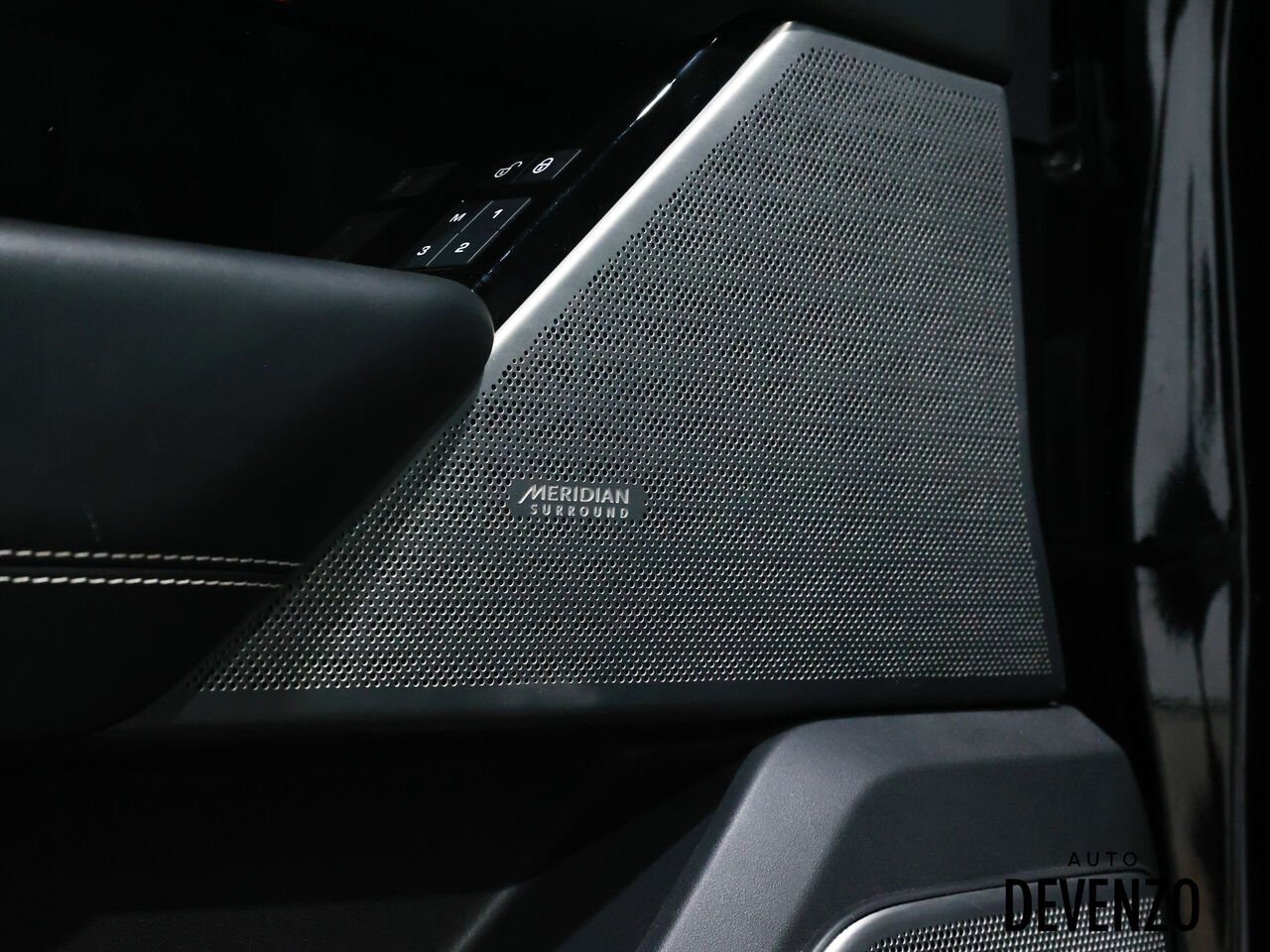 2018 Land Rover Range Rover Velar Black Saint-Eustache - photo #11