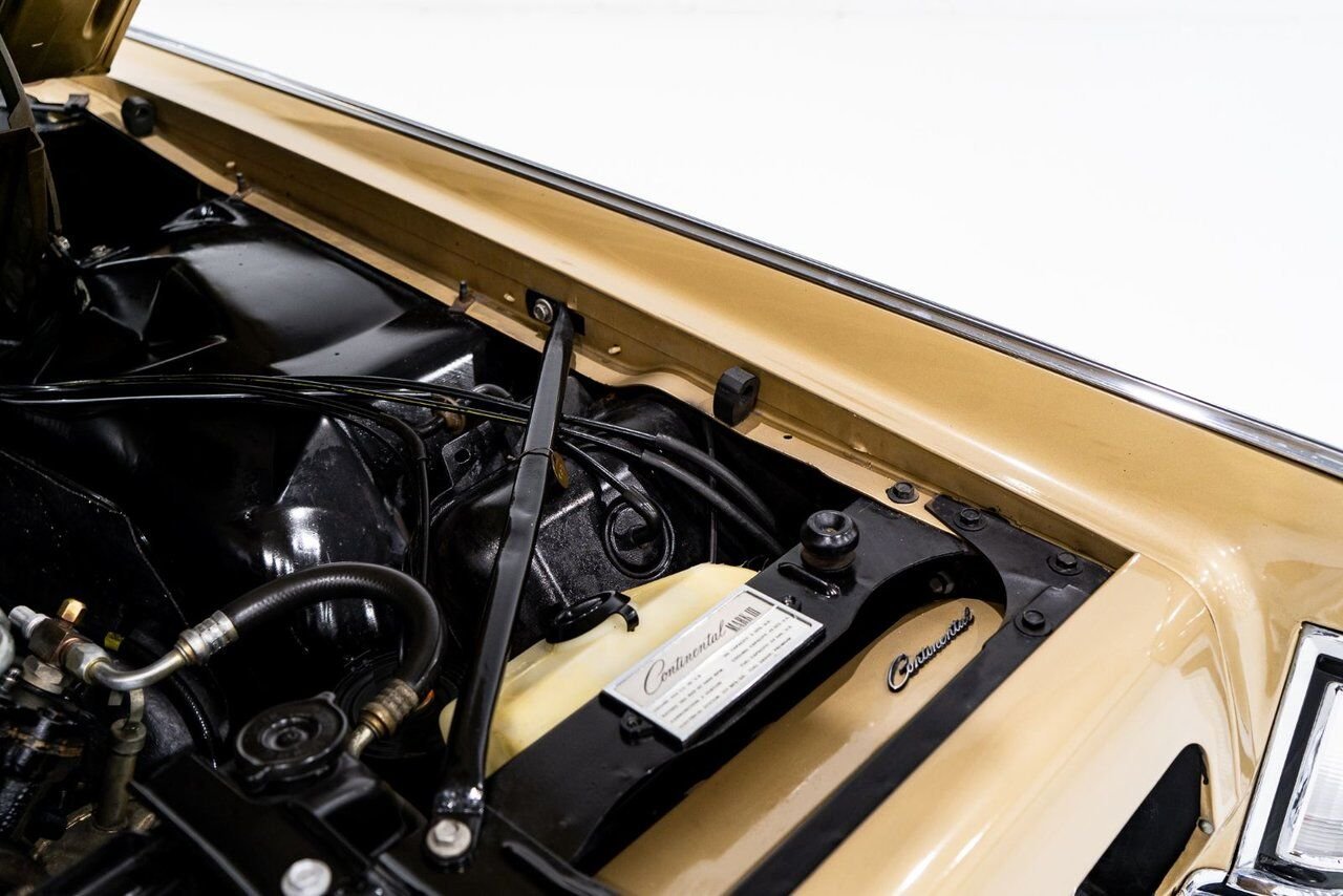 Lincoln Continental Only 687 miles from new. Unrestored example **PRICE IN USD** 1969 Or Montréal - photo #45