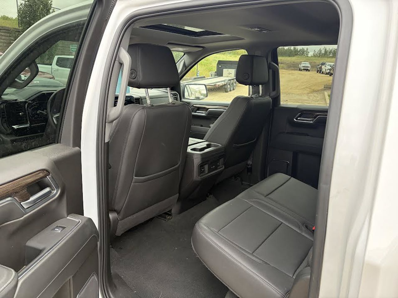 2024 Chevrolet Silverado 1500 4WD Crew Cab 147 LT Trail Boss White Sherwood Park - photo #4