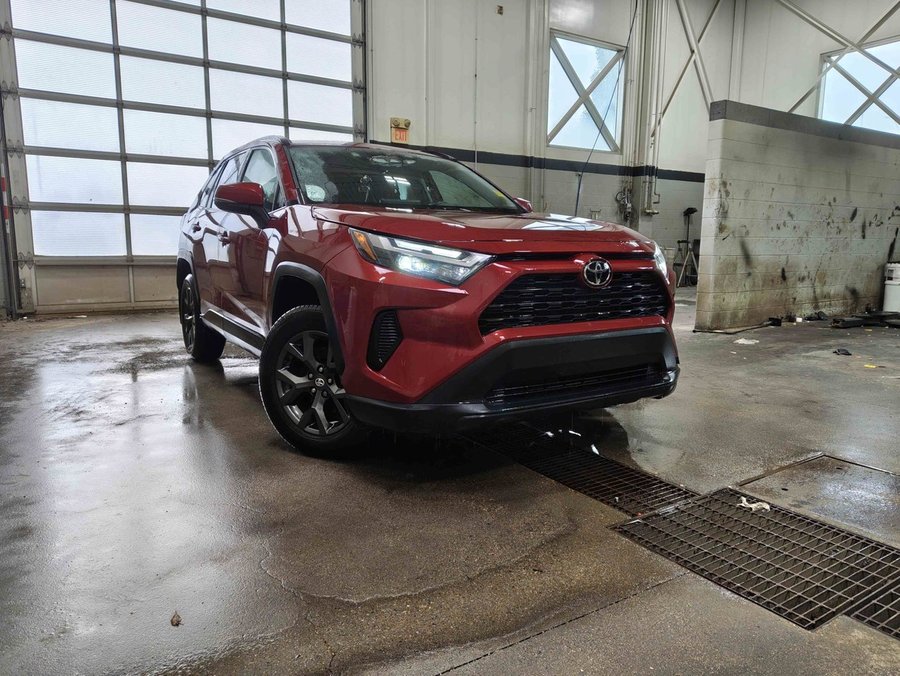 2022 Toyota RAV4 XLE 2.5L AWD | Sunroof | Heated Seats Red