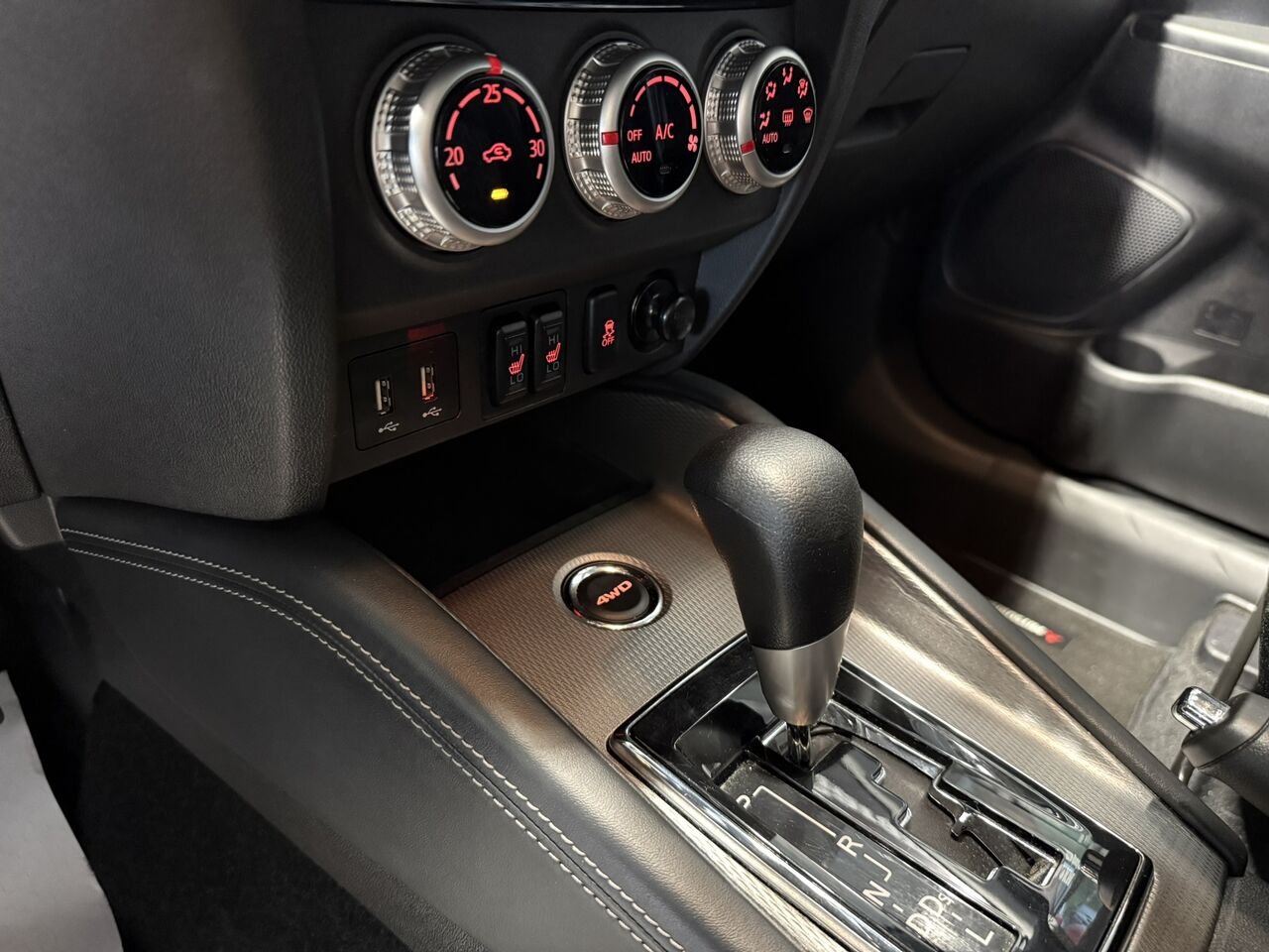 2024 Mitsubishi RVR Grey Rouyn-Noranda - photo #9
