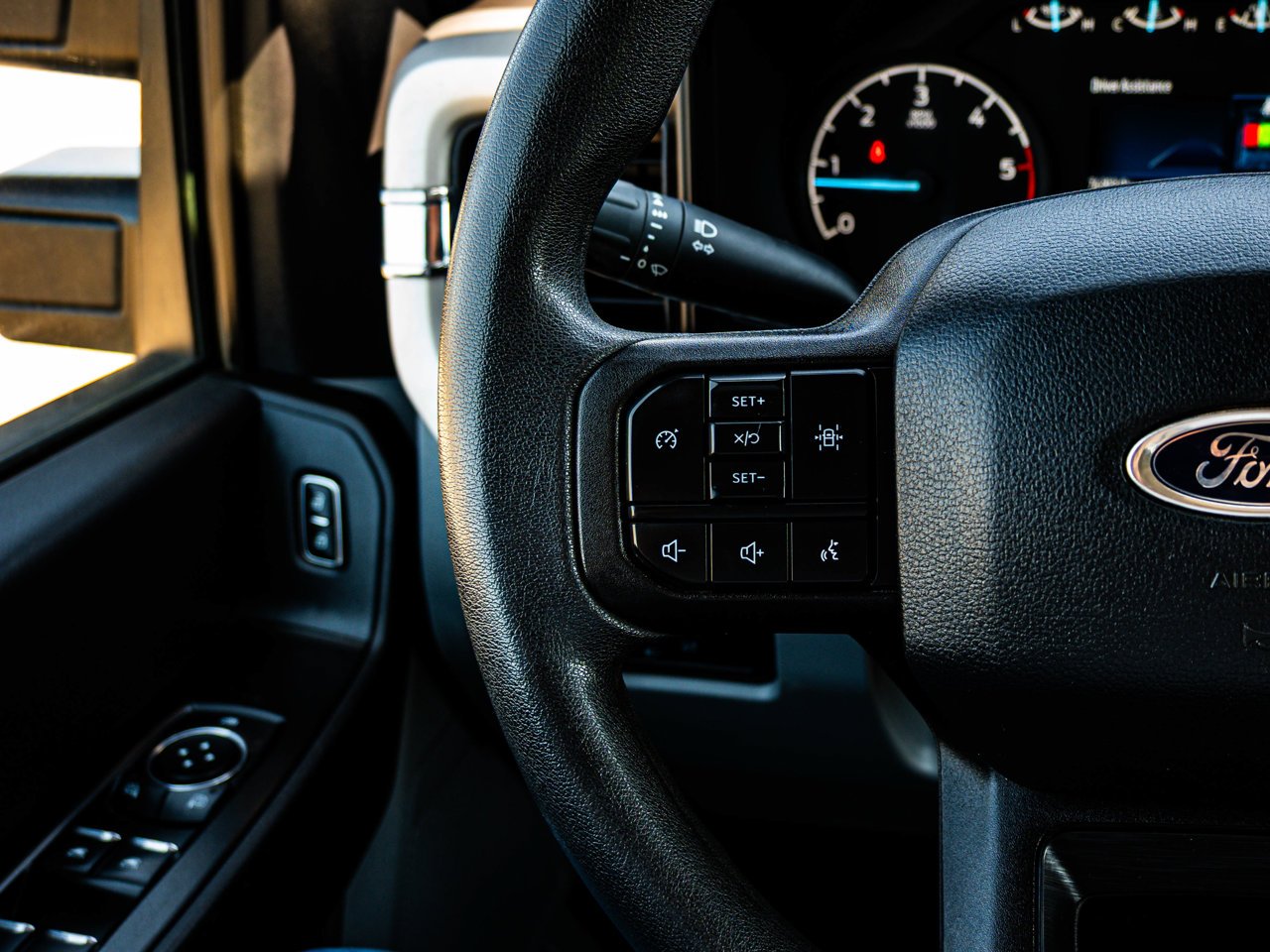 2024 Ford Super Duty F-350 SRW XL 4WD Crew Cab 179 WB 60 CA White Sherwood Park - photo #17