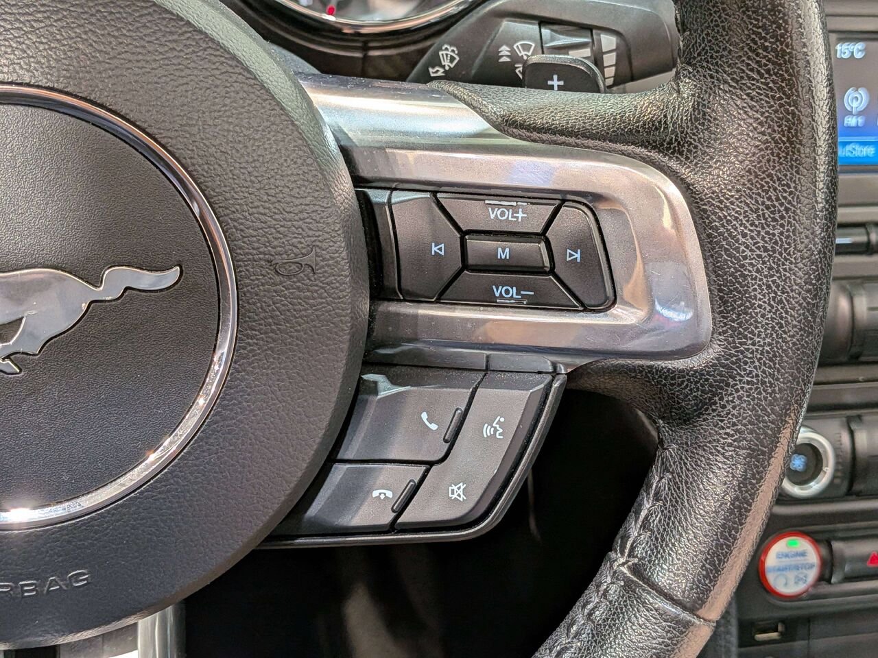 Ford Mustang 2dr Conv V6 2015 Blanc Mirabel - photo #16