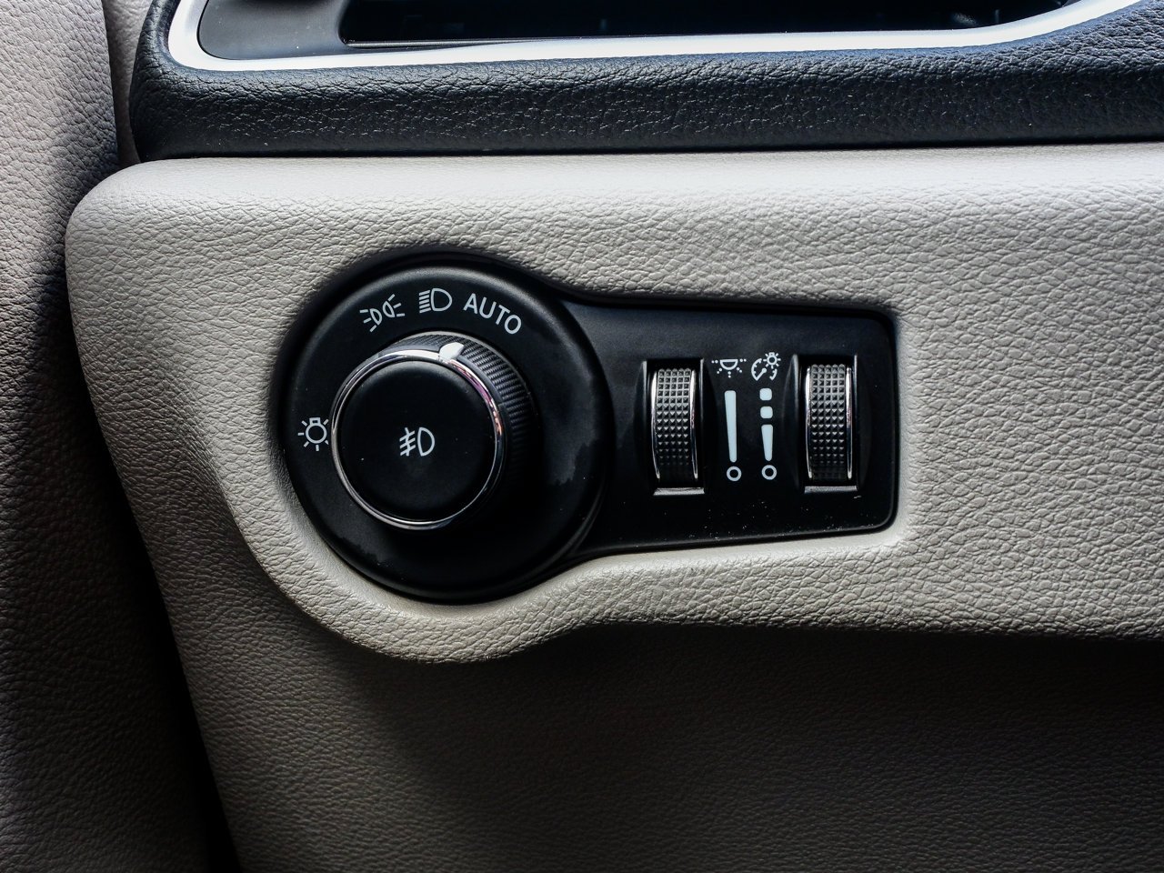 2023 Chrysler Pacifica Touring L AWD White Sherwood Park - photo #14