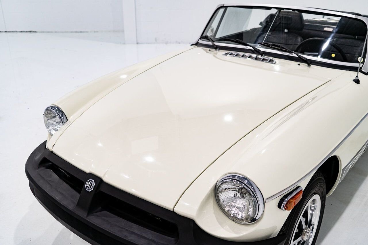 MG B Beautifully presented from former complete restoration 1979 Blanc Montréal - photo #48