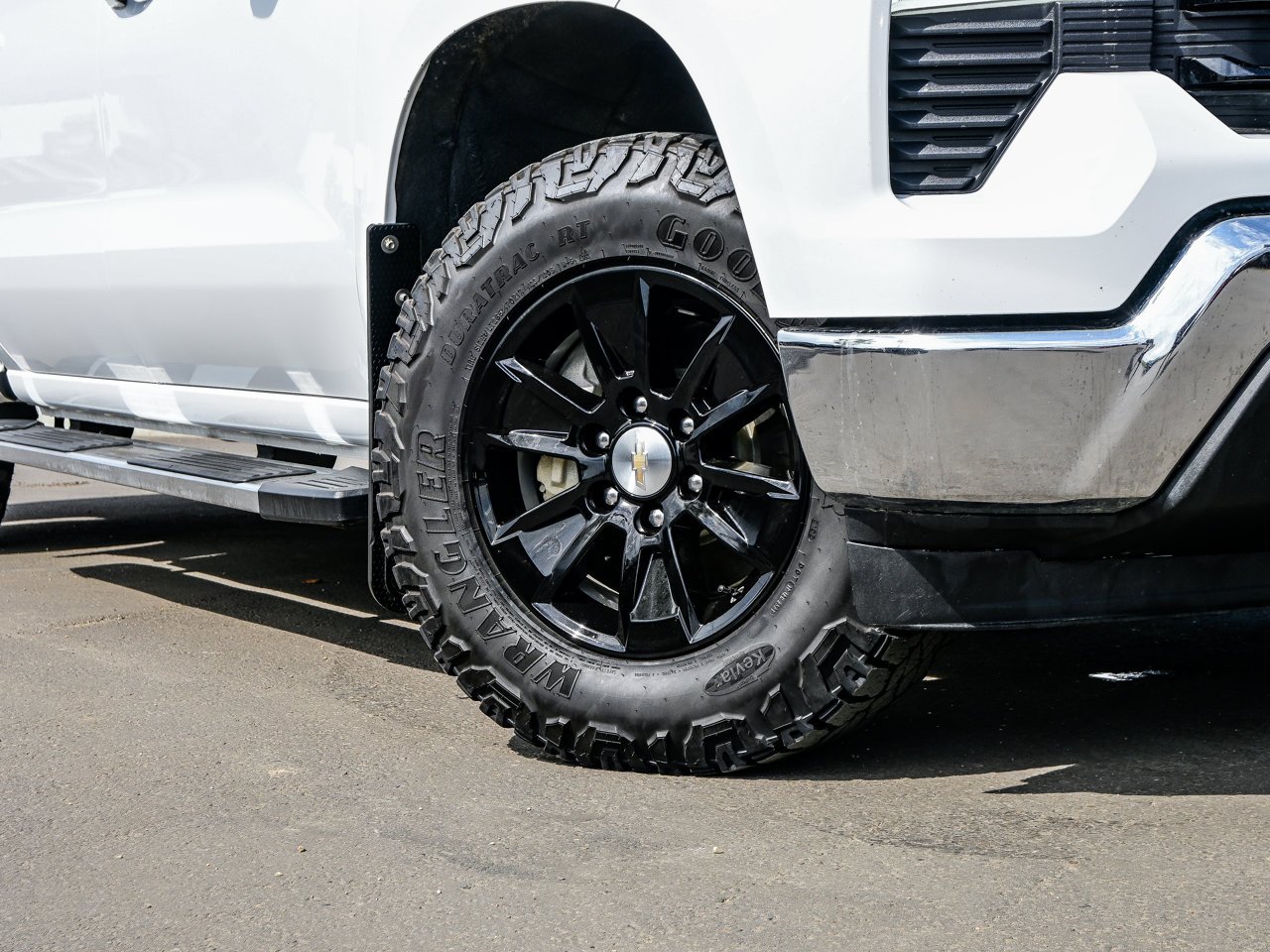 2024 Chevrolet Silverado 1500 4WD Crew Cab 147 LT White Sherwood Park - photo #5