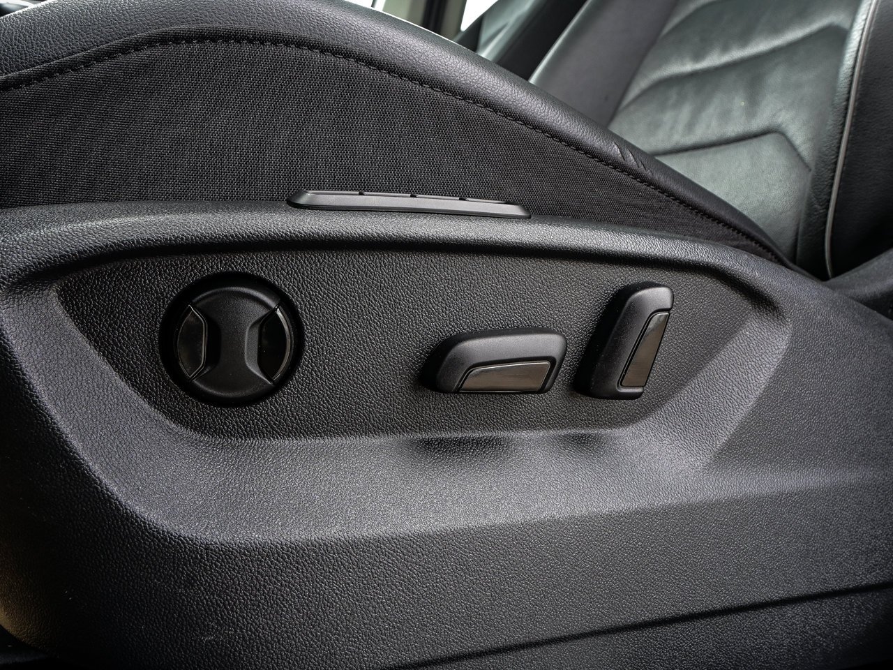2018 Volkswagen Tiguan Highline 4MOTION White Sherwood Park - photo #17