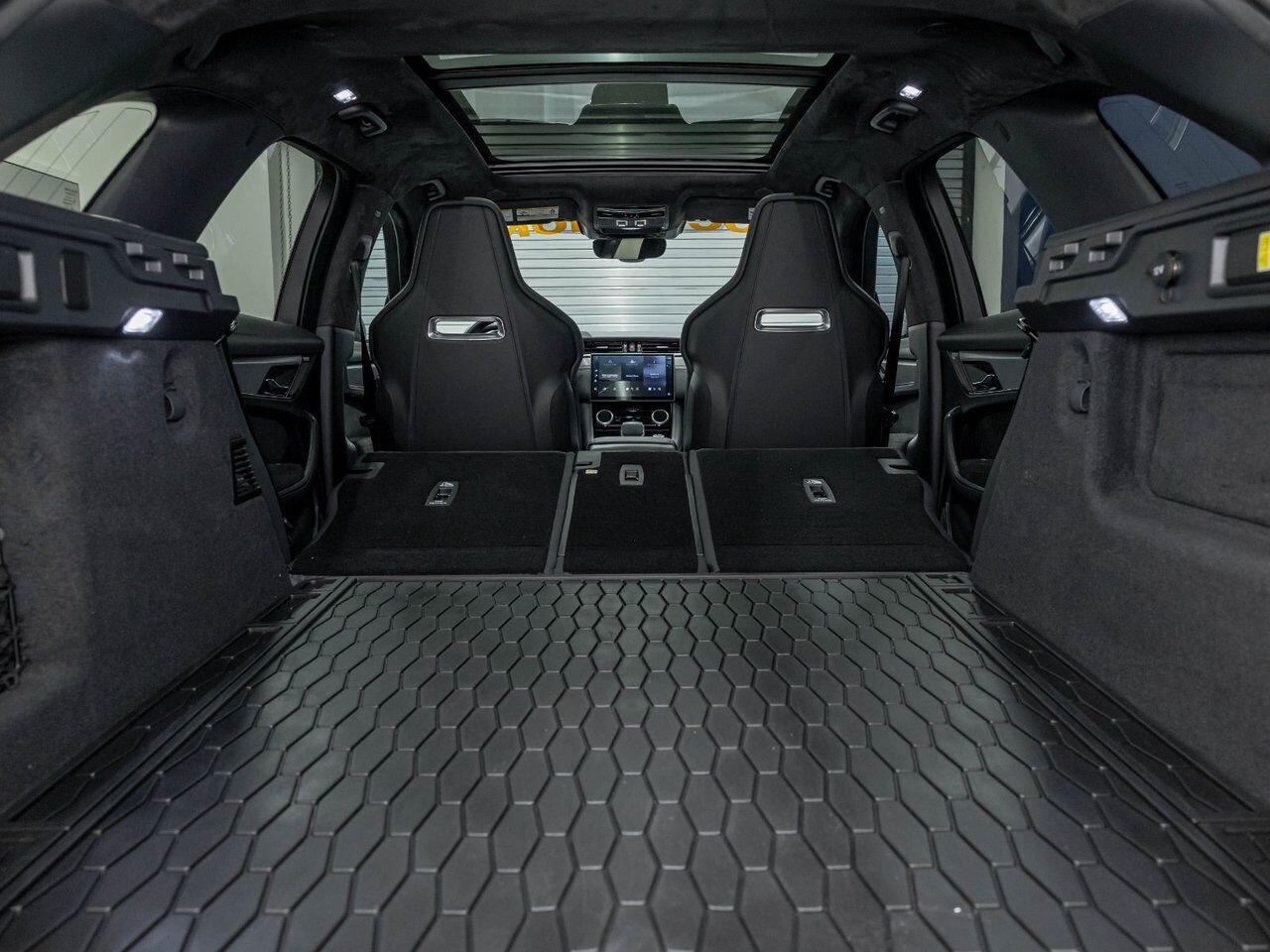 2025 Jaguar F-PACE P575 SVR EDITION AWD V8 *TOIT* NAV SIÈGES VENTIL Black Saint-Jérôme - photo #28