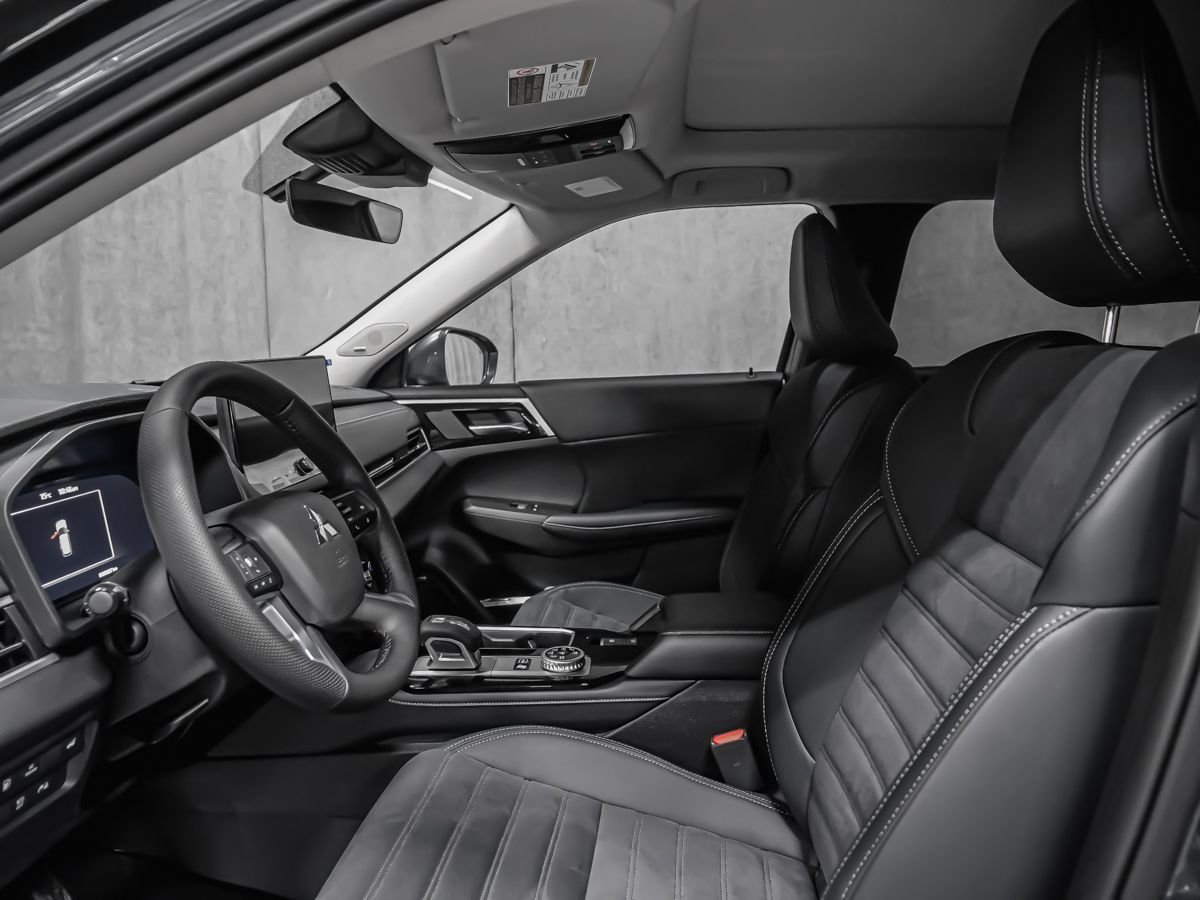 Mitsubishi Outlander PHEV LE 2026 Gris graphite métallisé Montréal - photo #7
