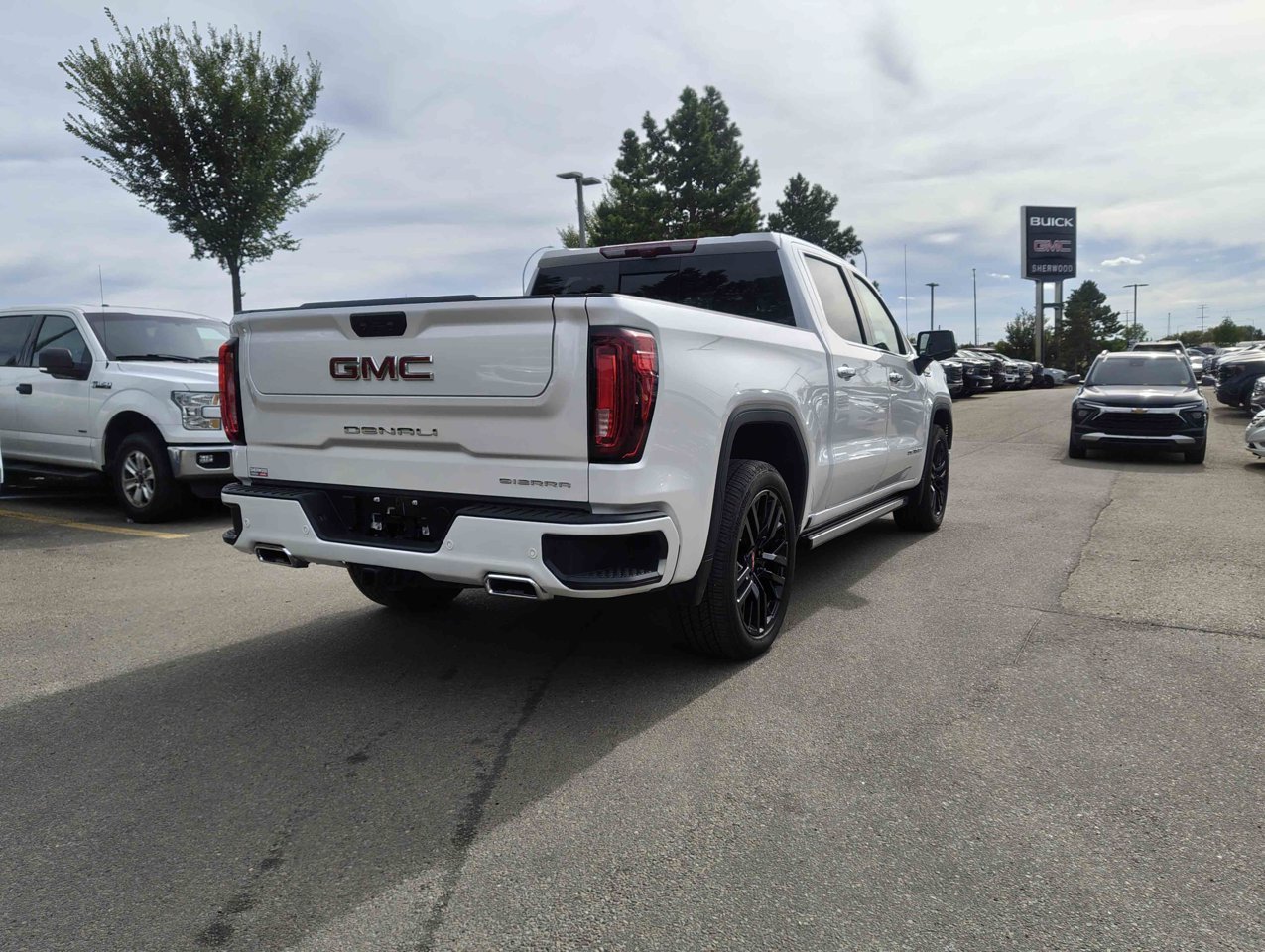 2025 GMC Sierra 1500 4WD Crew Cab 147 Denali White Sherwood Park - photo #5