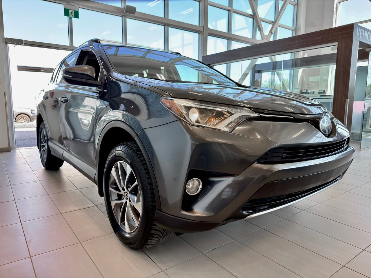 2017 Toyota RAV4 Hybrid Silver Notre-Dame-des-Prairies - photo #5
