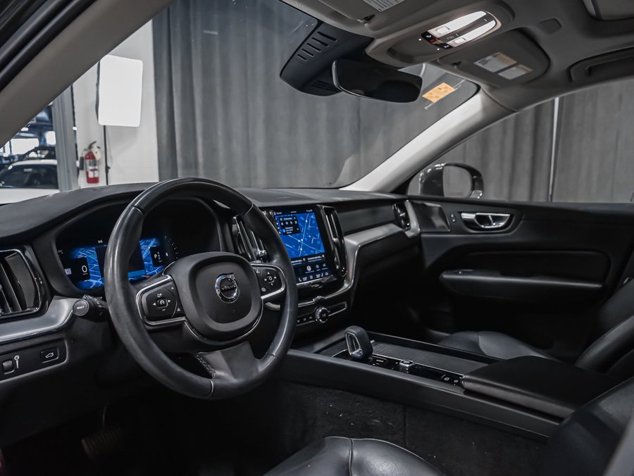 Volvo XC60 B5 MOMENTUM HARMAN KARDON 2022 Gris