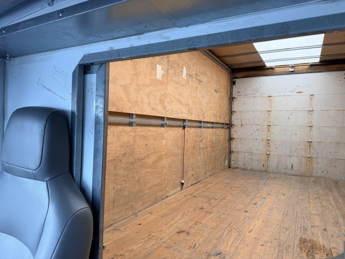 2023 Ford E-450 White  - photo #13