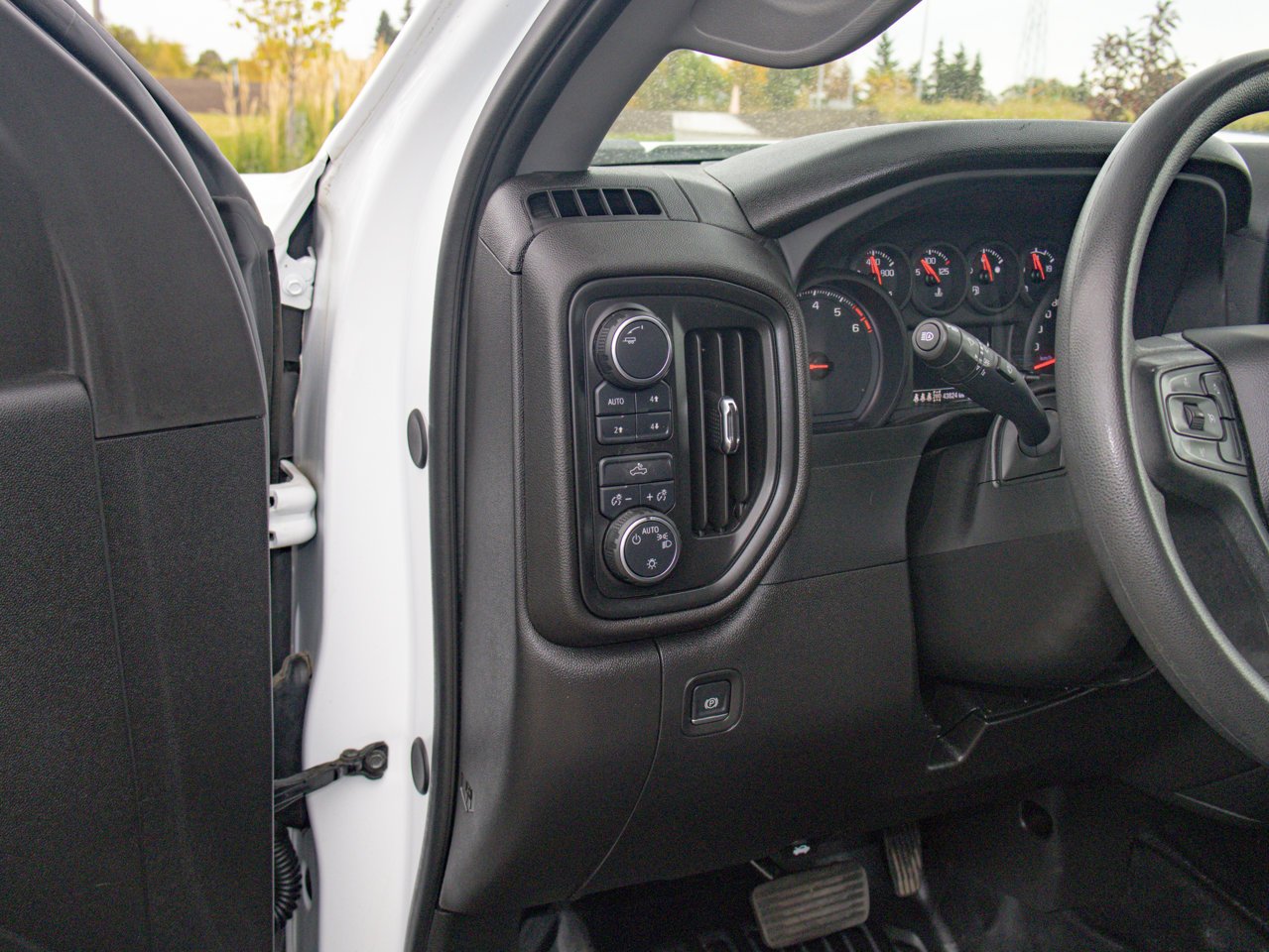 2025 Chevrolet Silverado 2500HD 4WD Crew Cab 159 Work Truck White Sherwood Park - photo #21