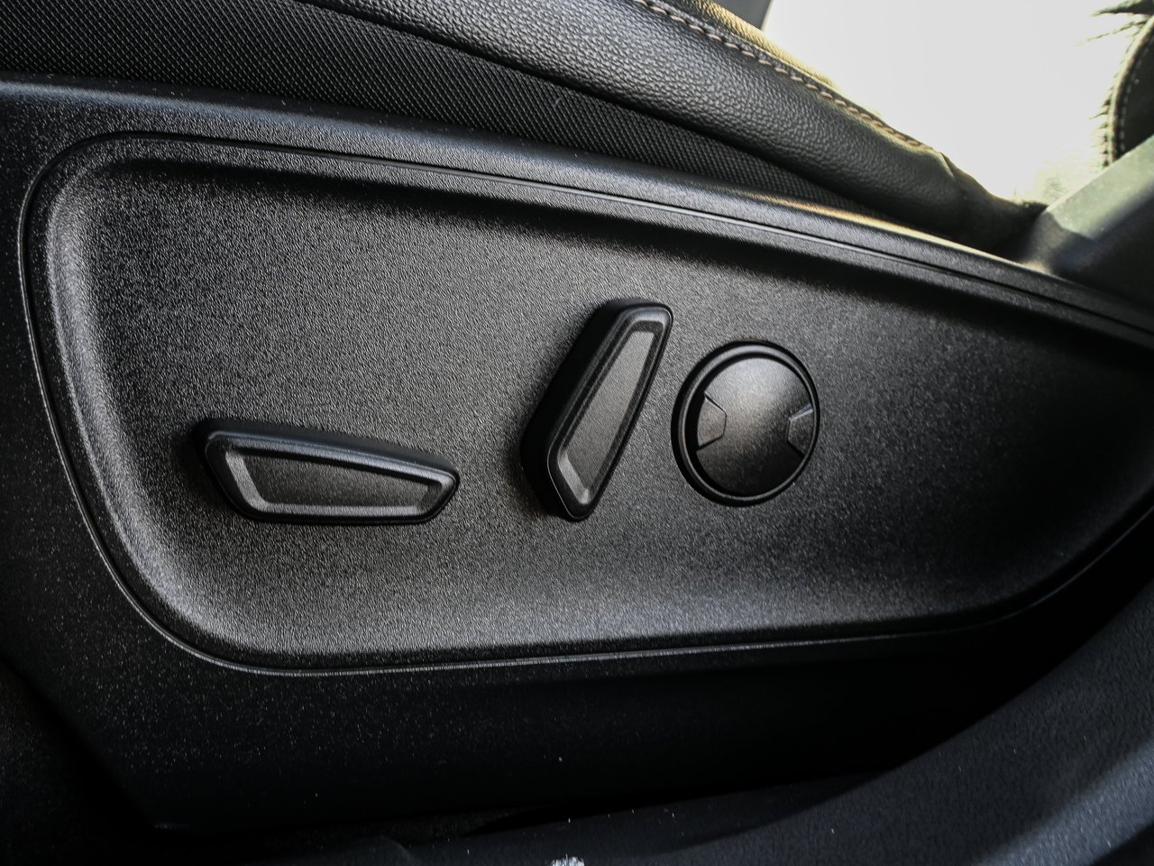 2022 Ford Escape Titanium Plug-In Hybrid FWD White Sherwood Park - photo #16