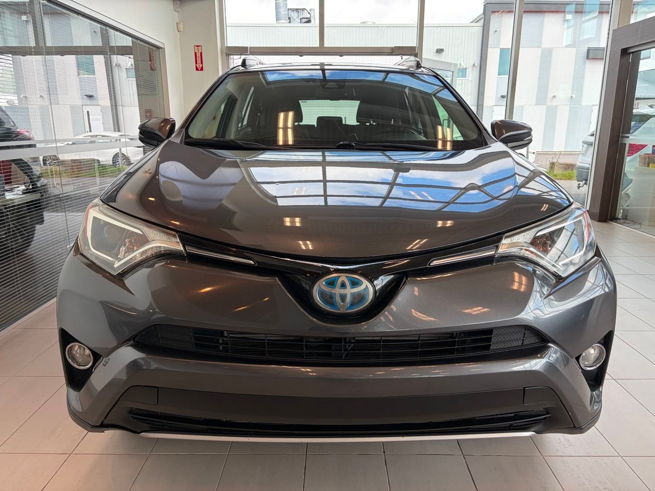 Toyota RAV4 Hybride 2017 Gris Notre-Dame-des-Prairies - photo #1