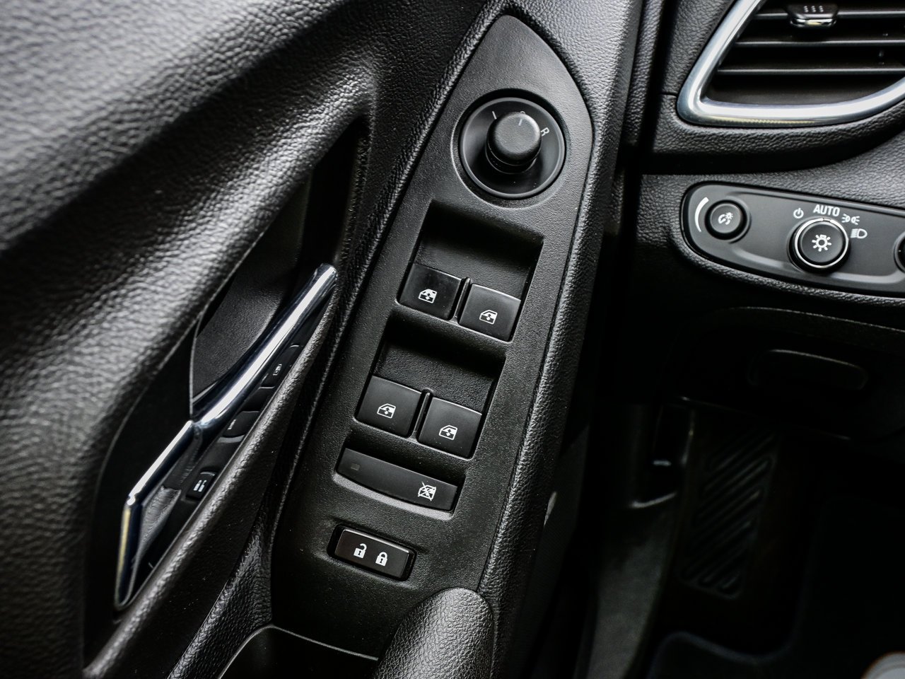 2020 Chevrolet Trax AWD 4dr Premier Grey Sherwood Park - photo #18
